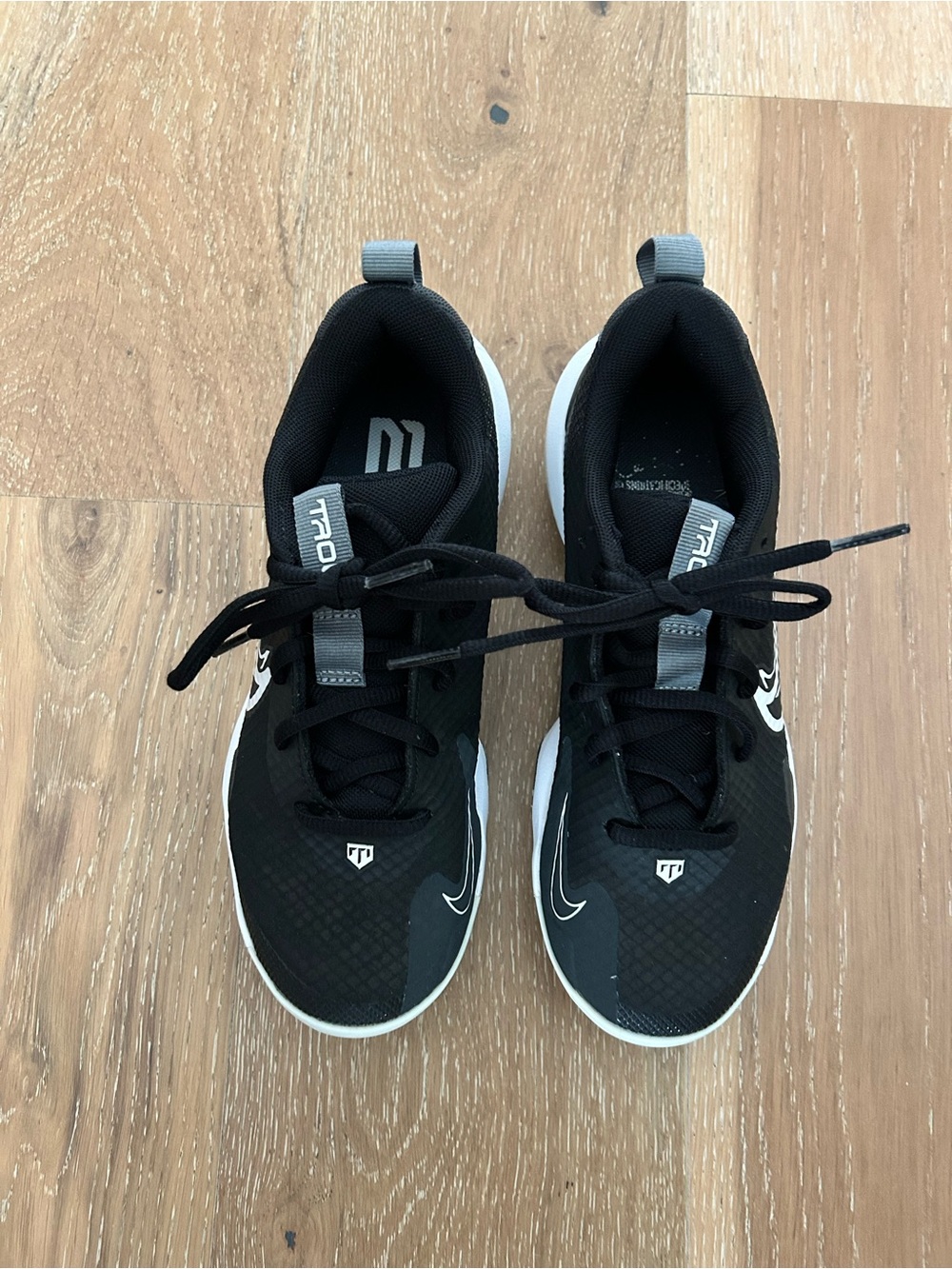 Nike Kids Black and White 4Y Cleats